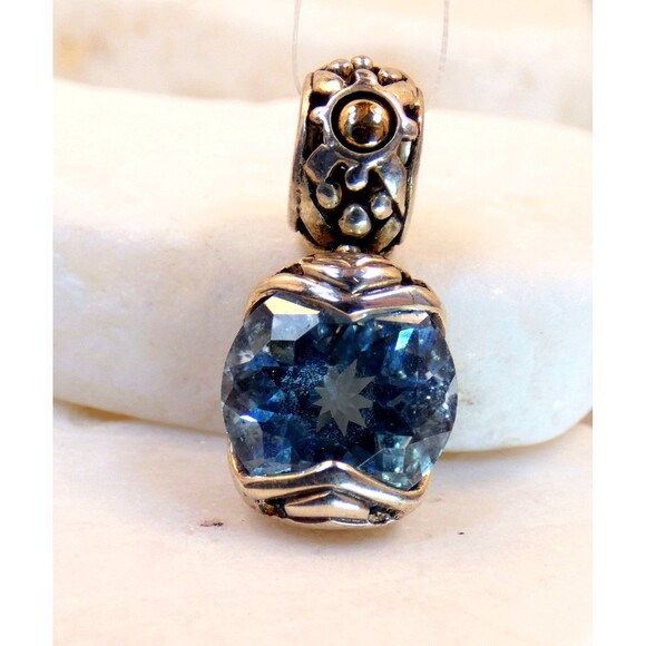 John Hardy Batu Sari 18K Yellow Gold Sterling Silver Blue Topaz Pendant w/ Bag - Picture 1 of 7